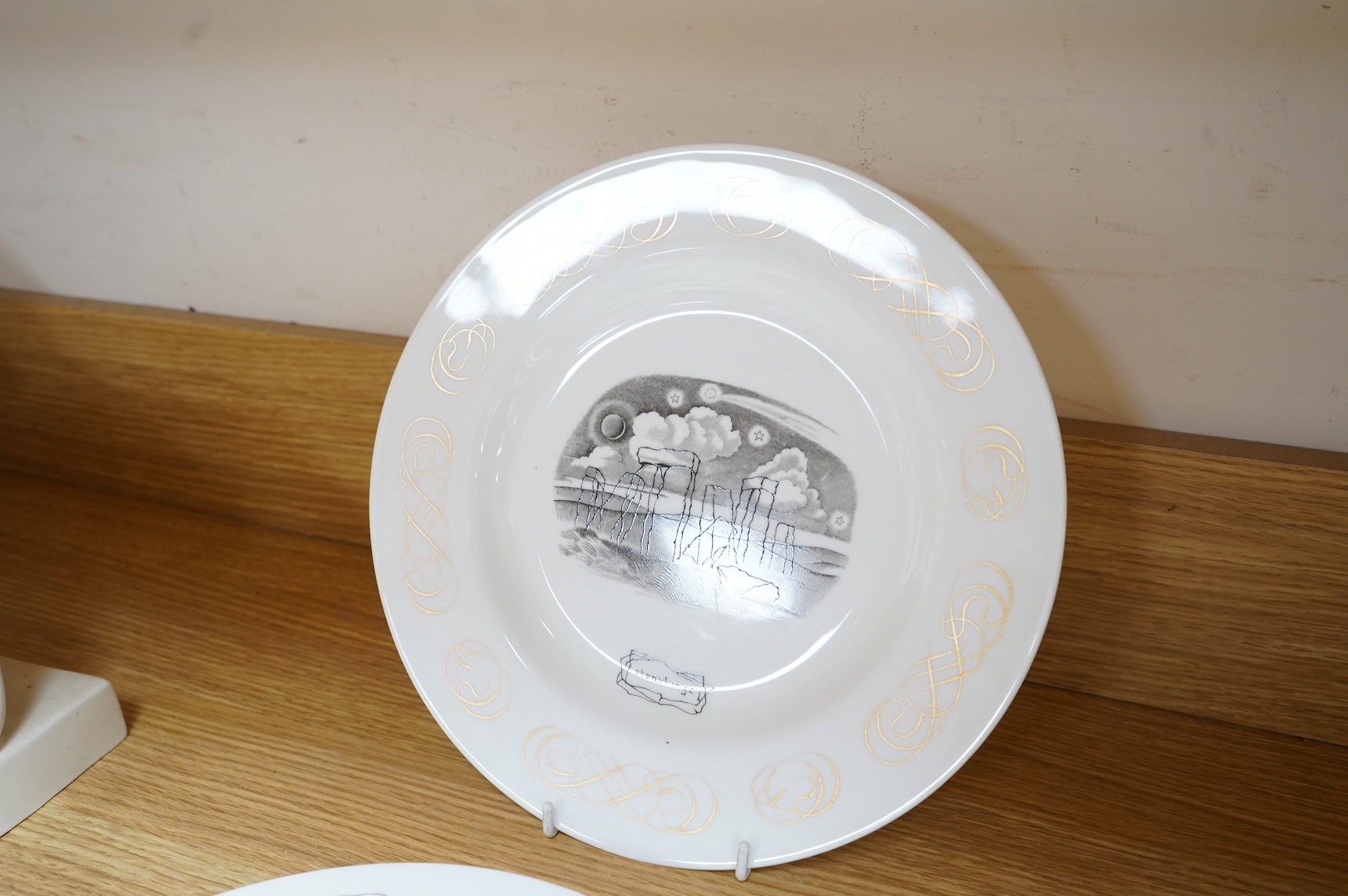 Laurence Whistler for Wedgwood, ‘Outlines of Grandeur’, three dinner plates and three side dishes to include New Delhi and Holyroodhouse, largest 27cm in diameter